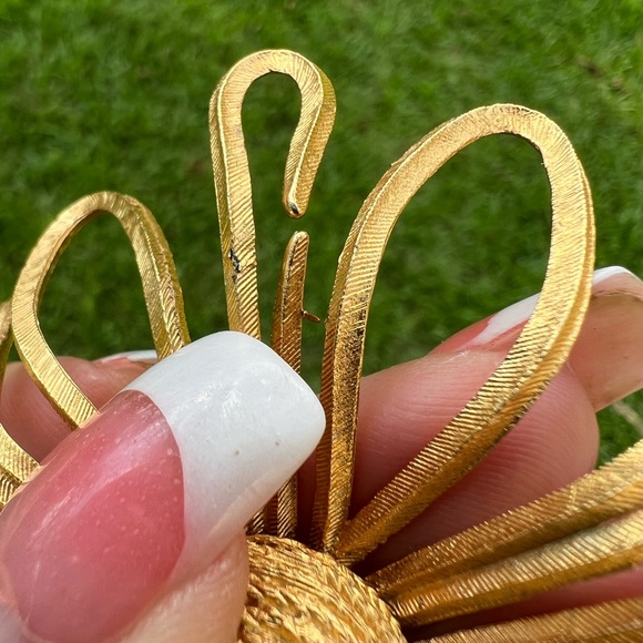 Vintage Large Unsigned Coro Brushed Gold-Tone Flower Daisy Open Work Brooch - Picture 12 of 17